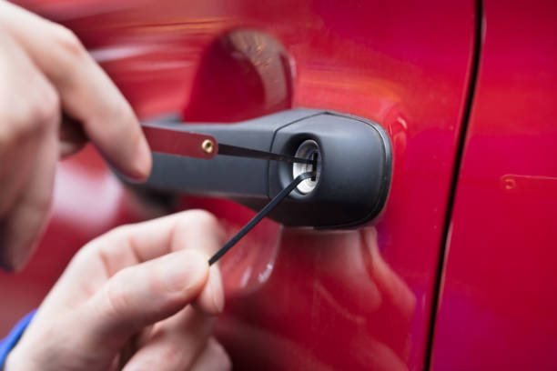 Cerrajero abriendo la puerta de un auto con las llaves adentro, sin dañar la carrocería