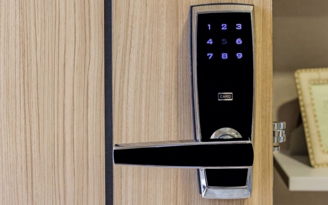 Cerradura electrónica con teclado numérico y lector de tarjeta instalada en una puerta de madera